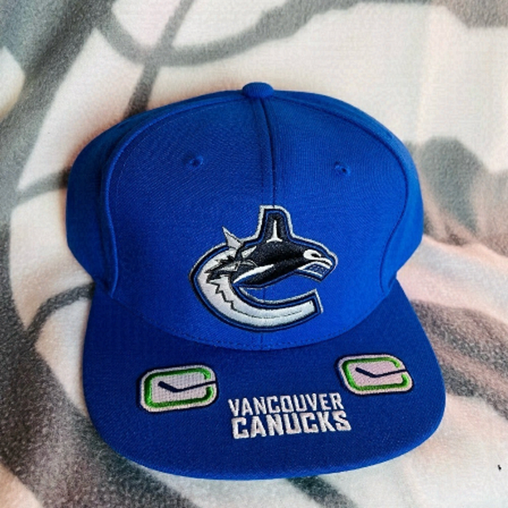 Brand new Mitchell ness Vancouver canucks cap